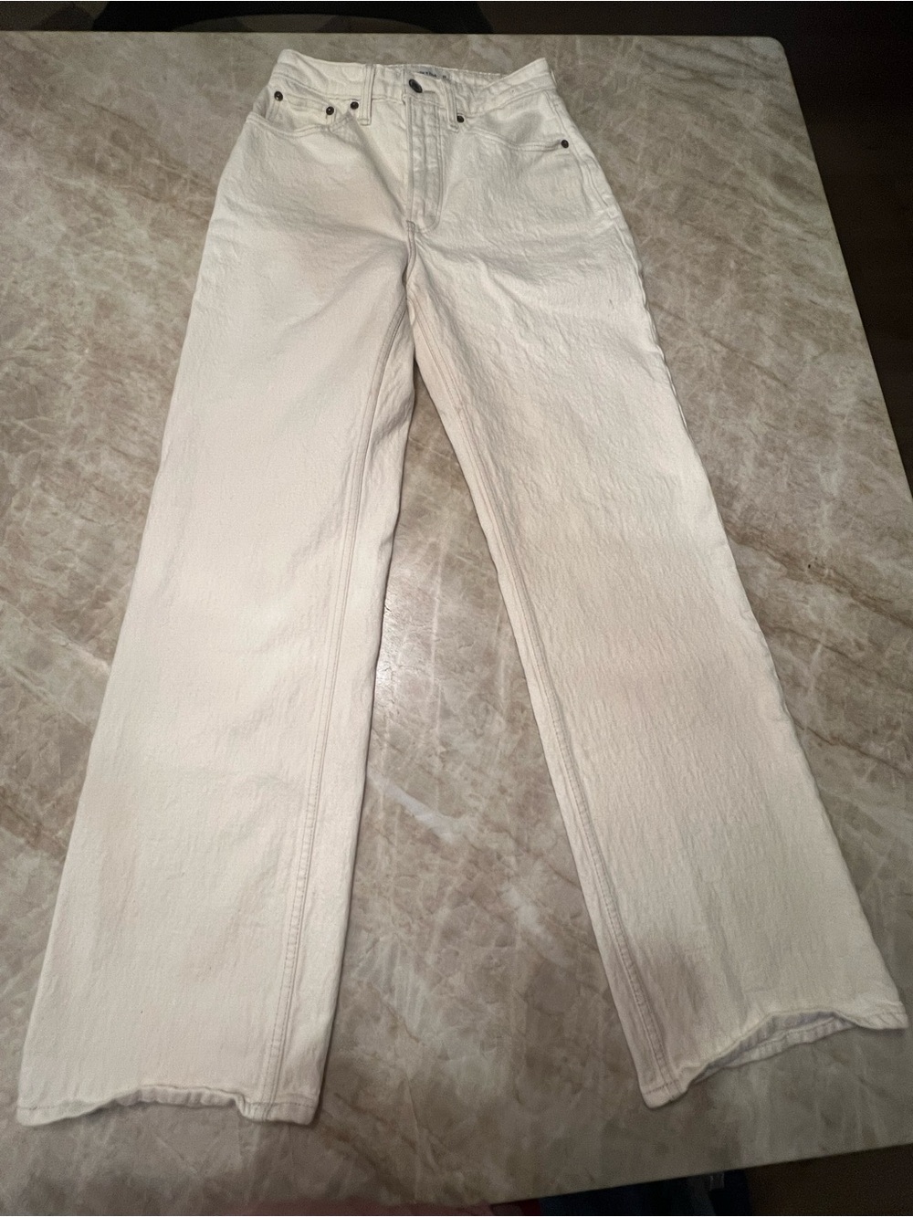 Abercrombie & Fitch Curve Love 90s Relaxed High Rise. Cream. 2/26